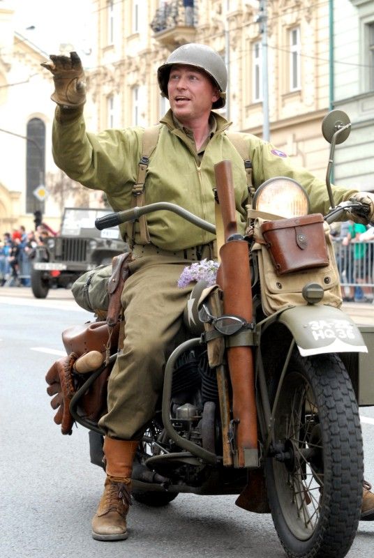 Kolona historických vojenských vozidel vyjela (5.5.2012) z Kaplířovy ulice směrem na náměstí Republiky za doprovodu letounu Boeing B-75 Stearman, jednoho z nejznámějších amerických dvouplošníků 2. světové války. Klatovskou ulici lemovaly tisíce lidí, většina z nich mávala americkými vlaječkami, děti nadšeně sledovaly projíždějící vozy. Před divadelní budovou dokonce zazněla Škoda lásky, kterou manželkám amerických a belgických veteránů sledujících kolonu zazpívala děvčata v oblečení ze 40. let.