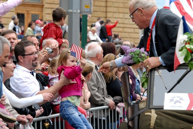 Kolona historických vojenských vozidel vyjela (5.5.2012) z Kaplířovy ulice směrem na náměstí Republiky za doprovodu letounu Boeing B-75 Stearman, jednoho z nejznámějších amerických dvouplošníků 2. světové války. Klatovskou ulici lemovaly tisíce lidí, většina z nich mávala americkými vlaječkami, děti nadšeně sledovaly projíždějící vozy. Před divadelní budovou dokonce zazněla Škoda lásky, kterou manželkám amerických a belgických veteránů sledujících kolonu zazpívala děvčata v oblečení ze 40. let.