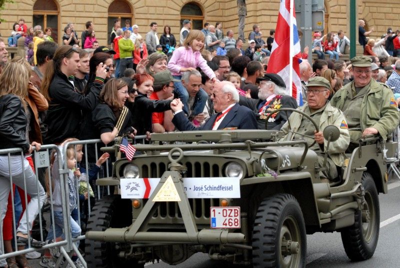 Kolona historických vojenských vozidel vyjela (5.5.2012) z Kaplířovy ulice směrem na náměstí Republiky za doprovodu letounu Boeing B-75 Stearman, jednoho z nejznámějších amerických dvouplošníků 2. světové války. Klatovskou ulici lemovaly tisíce lidí, většina z nich mávala americkými vlaječkami, děti nadšeně sledovaly projíždějící vozy. Před divadelní budovou dokonce zazněla Škoda lásky, kterou manželkám amerických a belgických veteránů sledujících kolonu zazpívala děvčata v oblečení ze 40. let.