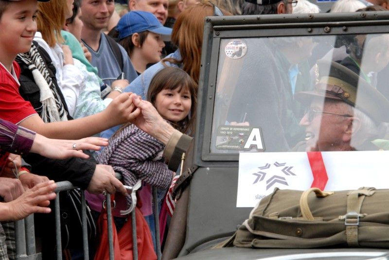 Kolona historických vojenských vozidel vyjela (5.5.2012) z Kaplířovy ulice směrem na náměstí Republiky za doprovodu letounu Boeing B-75 Stearman, jednoho z nejznámějších amerických dvouplošníků 2. světové války. Klatovskou ulici lemovaly tisíce lidí, většina z nich mávala americkými vlaječkami, děti nadšeně sledovaly projíždějící vozy. Před divadelní budovou dokonce zazněla Škoda lásky, kterou manželkám amerických a belgických veteránů sledujících kolonu zazpívala děvčata v oblečení ze 40. let.