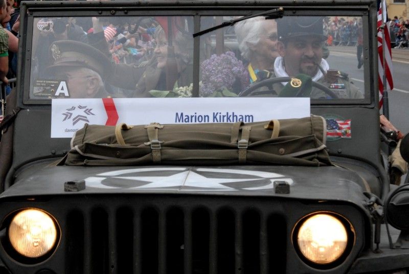 Kolona historických vojenských vozidel vyjela (5.5.2012) z Kaplířovy ulice směrem na náměstí Republiky za doprovodu letounu Boeing B-75 Stearman, jednoho z nejznámějších amerických dvouplošníků 2. světové války. Klatovskou ulici lemovaly tisíce lidí, většina z nich mávala americkými vlaječkami, děti nadšeně sledovaly projíždějící vozy. Před divadelní budovou dokonce zazněla Škoda lásky, kterou manželkám amerických a belgických veteránů sledujících kolonu zazpívala děvčata v oblečení ze 40. let.