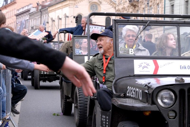 Kolona historických vojenských vozidel vyjela (5.5.2012) z Kaplířovy ulice směrem na náměstí Republiky za doprovodu letounu Boeing B-75 Stearman, jednoho z nejznámějších amerických dvouplošníků 2. světové války. Klatovskou ulici lemovaly tisíce lidí, většina z nich mávala americkými vlaječkami, děti nadšeně sledovaly projíždějící vozy. Před divadelní budovou dokonce zazněla Škoda lásky, kterou manželkám amerických a belgických veteránů sledujících kolonu zazpívala děvčata v oblečení ze 40. let.