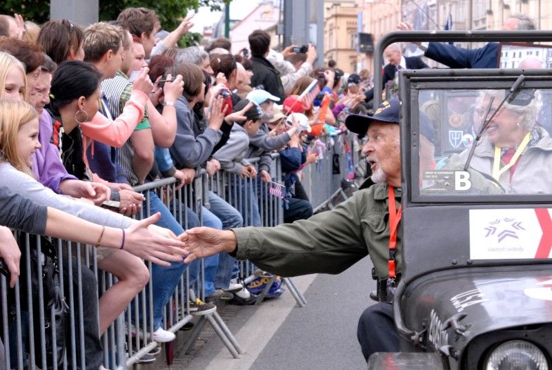 Kolona historických vojenských vozidel vyjela (5.5.2012) z Kaplířovy ulice směrem na náměstí Republiky za doprovodu letounu Boeing B-75 Stearman, jednoho z nejznámějších amerických dvouplošníků 2. světové války. Klatovskou ulici lemovaly tisíce lidí, většina z nich mávala americkými vlaječkami, děti nadšeně sledovaly projíždějící vozy. Před divadelní budovou dokonce zazněla Škoda lásky, kterou manželkám amerických a belgických veteránů sledujících kolonu zazpívala děvčata v oblečení ze 40. let.