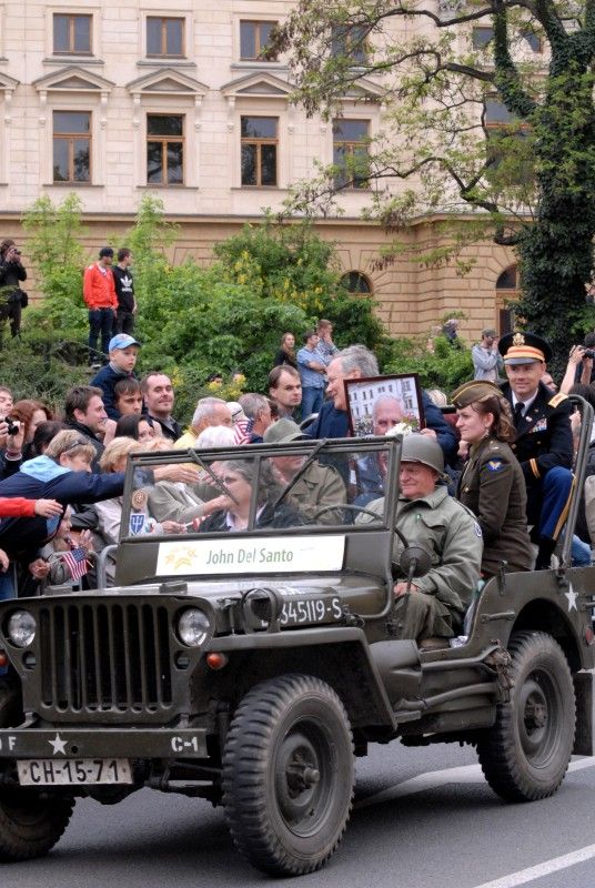 Kolona historických vojenských vozidel vyjela (5.5.2012) z Kaplířovy ulice směrem na náměstí Republiky za doprovodu letounu Boeing B-75 Stearman, jednoho z nejznámějších amerických dvouplošníků 2. světové války. Klatovskou ulici lemovaly tisíce lidí, většina z nich mávala americkými vlaječkami, děti nadšeně sledovaly projíždějící vozy. Před divadelní budovou dokonce zazněla Škoda lásky, kterou manželkám amerických a belgických veteránů sledujících kolonu zazpívala děvčata v oblečení ze 40. let.