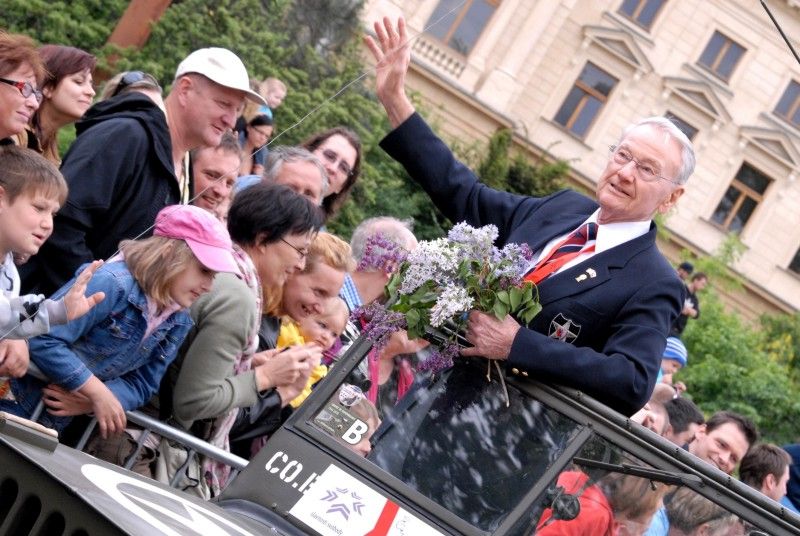 Kolona historických vojenských vozidel vyjela (5.5.2012) z Kaplířovy ulice směrem na náměstí Republiky za doprovodu letounu Boeing B-75 Stearman, jednoho z nejznámějších amerických dvouplošníků 2. světové války. Klatovskou ulici lemovaly tisíce lidí, většina z nich mávala americkými vlaječkami, děti nadšeně sledovaly projíždějící vozy. Před divadelní budovou dokonce zazněla Škoda lásky, kterou manželkám amerických a belgických veteránů sledujících kolonu zazpívala děvčata v oblečení ze 40. let.