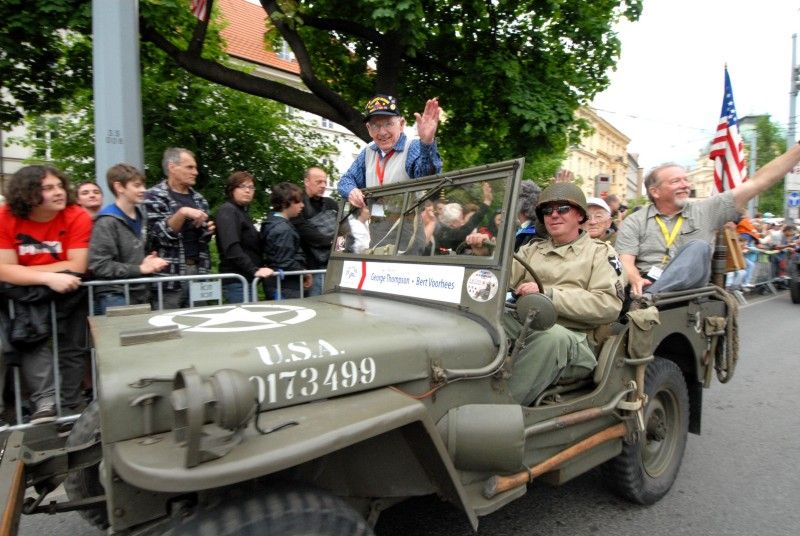 Kolona historických vojenských vozidel vyjela (5.5.2012) z Kaplířovy ulice směrem na náměstí Republiky za doprovodu letounu Boeing B-75 Stearman, jednoho z nejznámějších amerických dvouplošníků 2. světové války. Klatovskou ulici lemovaly tisíce lidí, většina z nich mávala americkými vlaječkami, děti nadšeně sledovaly projíždějící vozy. Před divadelní budovou dokonce zazněla Škoda lásky, kterou manželkám amerických a belgických veteránů sledujících kolonu zazpívala děvčata v oblečení ze 40. let.