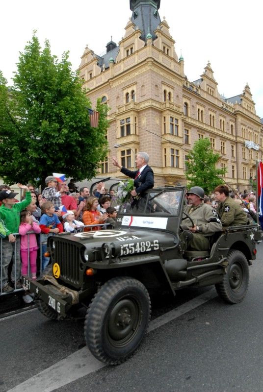 Kolona historických vojenských vozidel vyjela (5.5.2012) z Kaplířovy ulice směrem na náměstí Republiky za doprovodu letounu Boeing B-75 Stearman, jednoho z nejznámějších amerických dvouplošníků 2. světové války. Klatovskou ulici lemovaly tisíce lidí, většina z nich mávala americkými vlaječkami, děti nadšeně sledovaly projíždějící vozy. Před divadelní budovou dokonce zazněla Škoda lásky, kterou manželkám amerických a belgických veteránů sledujících kolonu zazpívala děvčata v oblečení ze 40. let.
