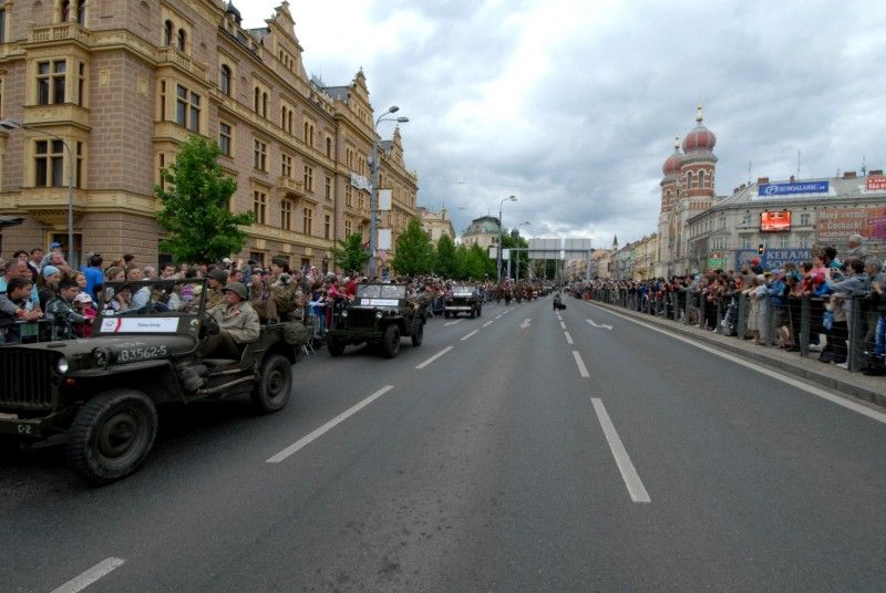 Kolona historických vojenských vozidel vyjela (5.5.2012) z Kaplířovy ulice směrem na náměstí Republiky za doprovodu letounu Boeing B-75 Stearman, jednoho z nejznámějších amerických dvouplošníků 2. světové války. Klatovskou ulici lemovaly tisíce lidí, většina z nich mávala americkými vlaječkami, děti nadšeně sledovaly projíždějící vozy. Před divadelní budovou dokonce zazněla Škoda lásky, kterou manželkám amerických a belgických veteránů sledujících kolonu zazpívala děvčata v oblečení ze 40. let.
