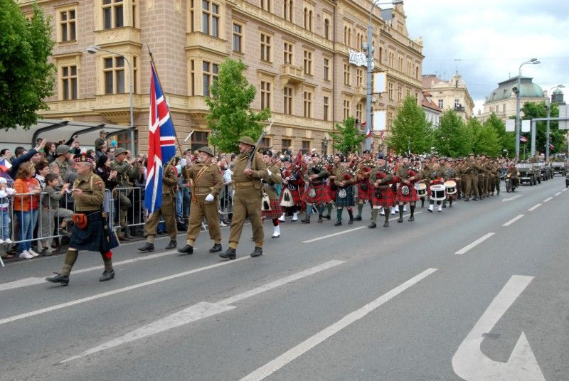 Kolona historických vojenských vozidel vyjela (5.5.2012) z Kaplířovy ulice směrem na náměstí Republiky za doprovodu letounu Boeing B-75 Stearman, jednoho z nejznámějších amerických dvouplošníků 2. světové války. Klatovskou ulici lemovaly tisíce lidí, většina z nich mávala americkými vlaječkami, děti nadšeně sledovaly projíždějící vozy. Před divadelní budovou dokonce zazněla Škoda lásky, kterou manželkám amerických a belgických veteránů sledujících kolonu zazpívala děvčata v oblečení ze 40. let.