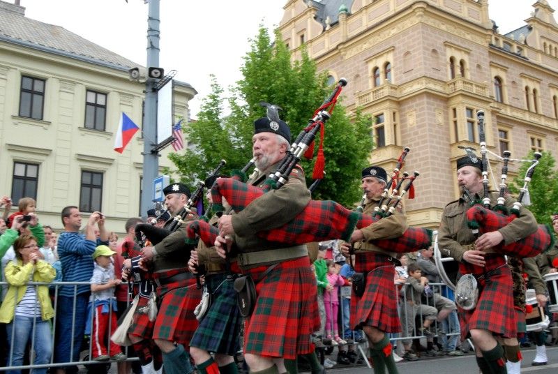 Kolona historických vojenských vozidel vyjela (5.5.2012) z Kaplířovy ulice směrem na náměstí Republiky za doprovodu letounu Boeing B-75 Stearman, jednoho z nejznámějších amerických dvouplošníků 2. světové války. Klatovskou ulici lemovaly tisíce lidí, většina z nich mávala americkými vlaječkami, děti nadšeně sledovaly projíždějící vozy. Před divadelní budovou dokonce zazněla Škoda lásky, kterou manželkám amerických a belgických veteránů sledujících kolonu zazpívala děvčata v oblečení ze 40. let.