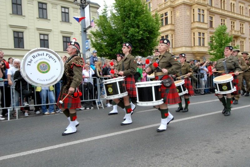 Kolona historických vojenských vozidel vyjela (5.5.2012) z Kaplířovy ulice směrem na náměstí Republiky za doprovodu letounu Boeing B-75 Stearman, jednoho z nejznámějších amerických dvouplošníků 2. světové války. Klatovskou ulici lemovaly tisíce lidí, většina z nich mávala americkými vlaječkami, děti nadšeně sledovaly projíždějící vozy. Před divadelní budovou dokonce zazněla Škoda lásky, kterou manželkám amerických a belgických veteránů sledujících kolonu zazpívala děvčata v oblečení ze 40. let.