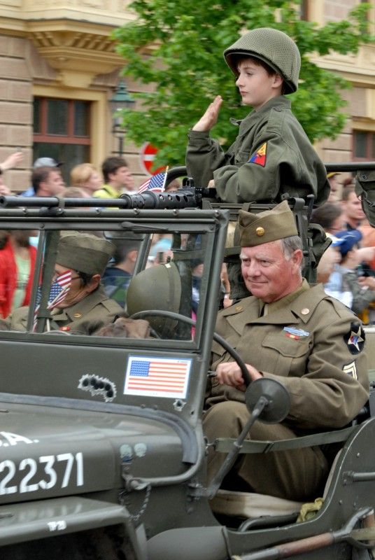 Kolona historických vojenských vozidel vyjela (5.5.2012) z Kaplířovy ulice směrem na náměstí Republiky za doprovodu letounu Boeing B-75 Stearman, jednoho z nejznámějších amerických dvouplošníků 2. světové války. Klatovskou ulici lemovaly tisíce lidí, většina z nich mávala americkými vlaječkami, děti nadšeně sledovaly projíždějící vozy. Před divadelní budovou dokonce zazněla Škoda lásky, kterou manželkám amerických a belgických veteránů sledujících kolonu zazpívala děvčata v oblečení ze 40. let.