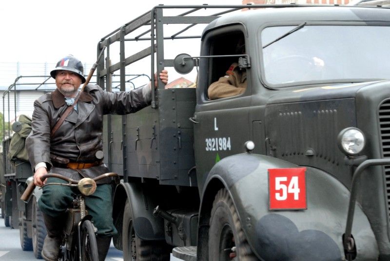Kolona historických vojenských vozidel vyjela (5.5.2012) z Kaplířovy ulice směrem na náměstí Republiky za doprovodu letounu Boeing B-75 Stearman, jednoho z nejznámějších amerických dvouplošníků 2. světové války. Klatovskou ulici lemovaly tisíce lidí, většina z nich mávala americkými vlaječkami, děti nadšeně sledovaly projíždějící vozy. Před divadelní budovou dokonce zazněla Škoda lásky, kterou manželkám amerických a belgických veteránů sledujících kolonu zazpívala děvčata v oblečení ze 40. let.