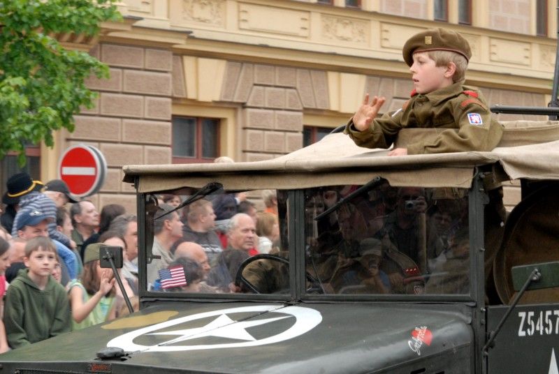 Kolona historických vojenských vozidel vyjela (5.5.2012) z Kaplířovy ulice směrem na náměstí Republiky za doprovodu letounu Boeing B-75 Stearman, jednoho z nejznámějších amerických dvouplošníků 2. světové války. Klatovskou ulici lemovaly tisíce lidí, většina z nich mávala americkými vlaječkami, děti nadšeně sledovaly projíždějící vozy. Před divadelní budovou dokonce zazněla Škoda lásky, kterou manželkám amerických a belgických veteránů sledujících kolonu zazpívala děvčata v oblečení ze 40. let.