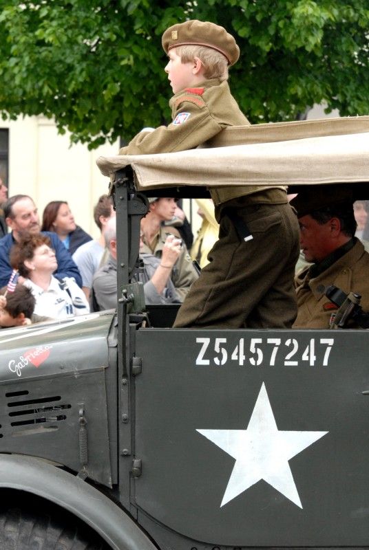 Kolona historických vojenských vozidel vyjela (5.5.2012) z Kaplířovy ulice směrem na náměstí Republiky za doprovodu letounu Boeing B-75 Stearman, jednoho z nejznámějších amerických dvouplošníků 2. světové války. Klatovskou ulici lemovaly tisíce lidí, většina z nich mávala americkými vlaječkami, děti nadšeně sledovaly projíždějící vozy. Před divadelní budovou dokonce zazněla Škoda lásky, kterou manželkám amerických a belgických veteránů sledujících kolonu zazpívala děvčata v oblečení ze 40. let.