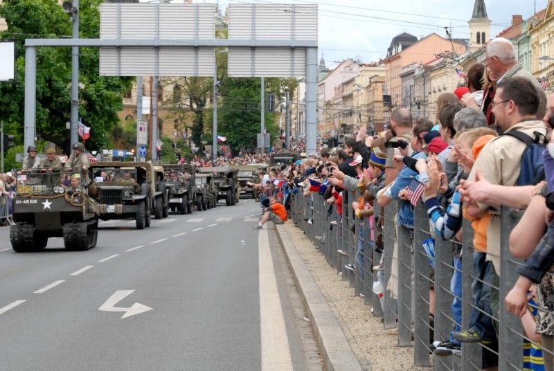 Kolona historických vojenských vozidel vyjela (5.5.2012) z Kaplířovy ulice směrem na náměstí Republiky za doprovodu letounu Boeing B-75 Stearman, jednoho z nejznámějších amerických dvouplošníků 2. světové války. Klatovskou ulici lemovaly tisíce lidí, většina z nich mávala americkými vlaječkami, děti nadšeně sledovaly projíždějící vozy. Před divadelní budovou dokonce zazněla Škoda lásky, kterou manželkám amerických a belgických veteránů sledujících kolonu zazpívala děvčata v oblečení ze 40. let.