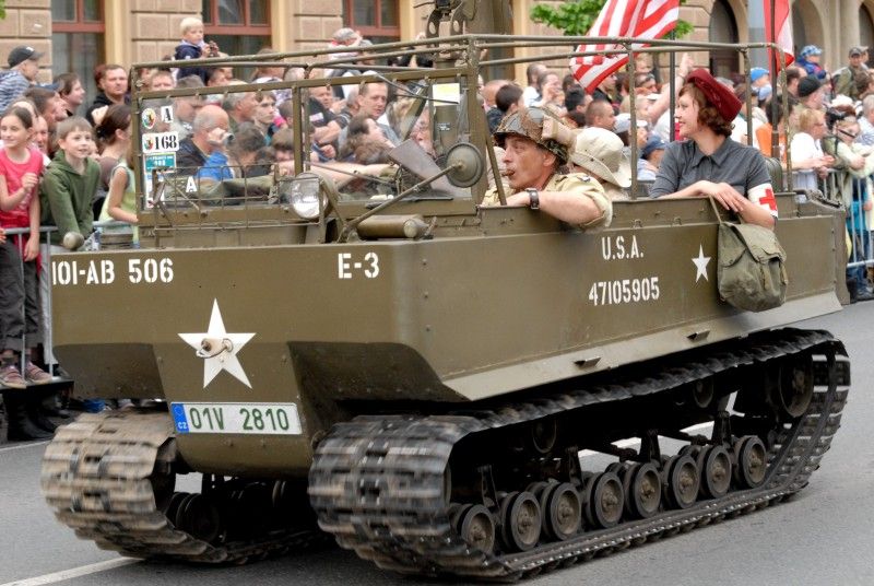 Kolona historických vojenských vozidel vyjela (5.5.2012) z Kaplířovy ulice směrem na náměstí Republiky za doprovodu letounu Boeing B-75 Stearman, jednoho z nejznámějších amerických dvouplošníků 2. světové války. Klatovskou ulici lemovaly tisíce lidí, většina z nich mávala americkými vlaječkami, děti nadšeně sledovaly projíždějící vozy. Před divadelní budovou dokonce zazněla Škoda lásky, kterou manželkám amerických a belgických veteránů sledujících kolonu zazpívala děvčata v oblečení ze 40. let.