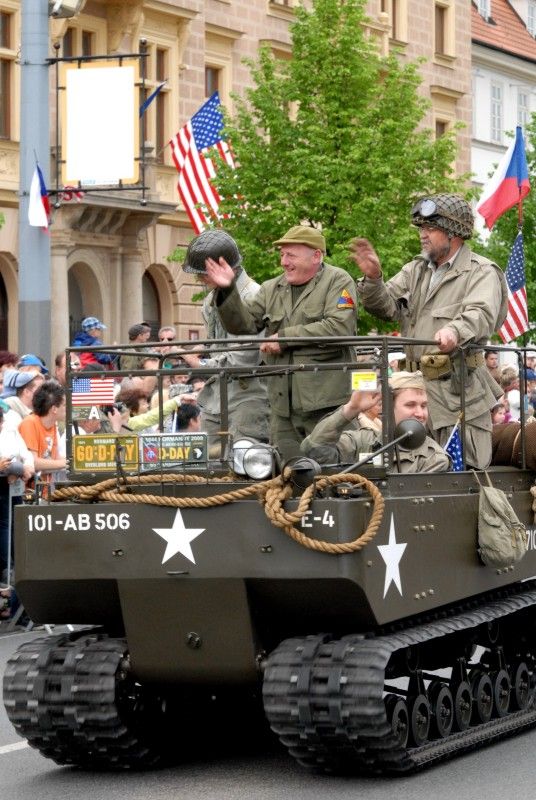 Kolona historických vojenských vozidel vyjela (5.5.2012) z Kaplířovy ulice směrem na náměstí Republiky za doprovodu letounu Boeing B-75 Stearman, jednoho z nejznámějších amerických dvouplošníků 2. světové války. Klatovskou ulici lemovaly tisíce lidí, většina z nich mávala americkými vlaječkami, děti nadšeně sledovaly projíždějící vozy. Před divadelní budovou dokonce zazněla Škoda lásky, kterou manželkám amerických a belgických veteránů sledujících kolonu zazpívala děvčata v oblečení ze 40. let.
