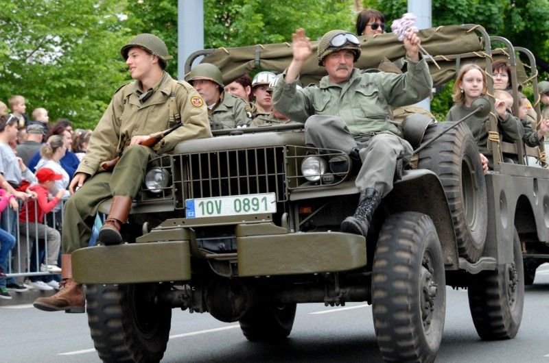 Kolona historických vojenských vozidel vyjela (5.5.2012) z Kaplířovy ulice směrem na náměstí Republiky za doprovodu letounu Boeing B-75 Stearman, jednoho z nejznámějších amerických dvouplošníků 2. světové války. Klatovskou ulici lemovaly tisíce lidí, většina z nich mávala americkými vlaječkami, děti nadšeně sledovaly projíždějící vozy. Před divadelní budovou dokonce zazněla Škoda lásky, kterou manželkám amerických a belgických veteránů sledujících kolonu zazpívala děvčata v oblečení ze 40. let.