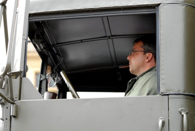 Kolona historických vojenských vozidel vyjela (5.5.2012) z Kaplířovy ulice směrem na náměstí Republiky za doprovodu letounu Boeing B-75 Stearman, jednoho z nejznámějších amerických dvouplošníků 2. světové války. Klatovskou ulici lemovaly tisíce lidí, většina z nich mávala americkými vlaječkami, děti nadšeně sledovaly projíždějící vozy. Před divadelní budovou dokonce zazněla Škoda lásky, kterou manželkám amerických a belgických veteránů sledujících kolonu zazpívala děvčata v oblečení ze 40. let.