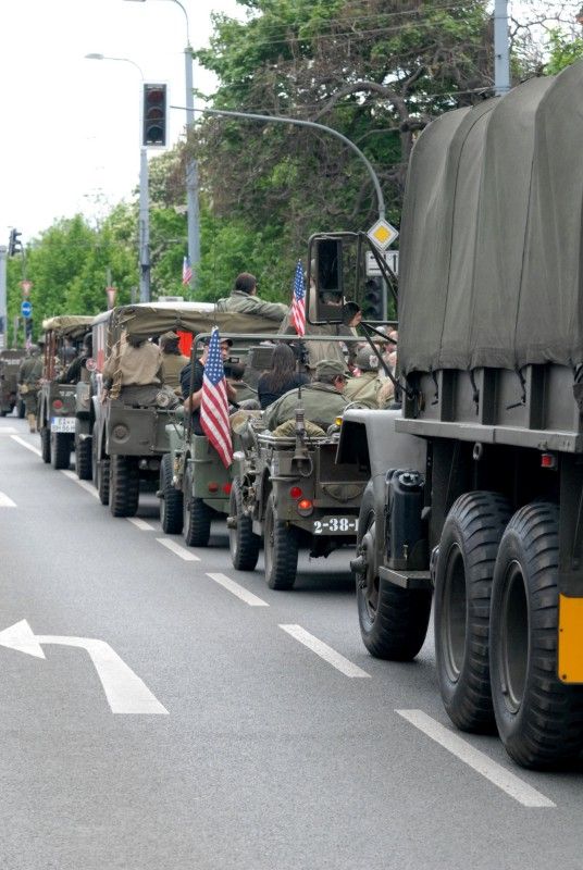 Kolona historických vojenských vozidel vyjela (5.5.2012) z Kaplířovy ulice směrem na náměstí Republiky za doprovodu letounu Boeing B-75 Stearman, jednoho z nejznámějších amerických dvouplošníků 2. světové války. Klatovskou ulici lemovaly tisíce lidí, většina z nich mávala americkými vlaječkami, děti nadšeně sledovaly projíždějící vozy. Před divadelní budovou dokonce zazněla Škoda lásky, kterou manželkám amerických a belgických veteránů sledujících kolonu zazpívala děvčata v oblečení ze 40. let.