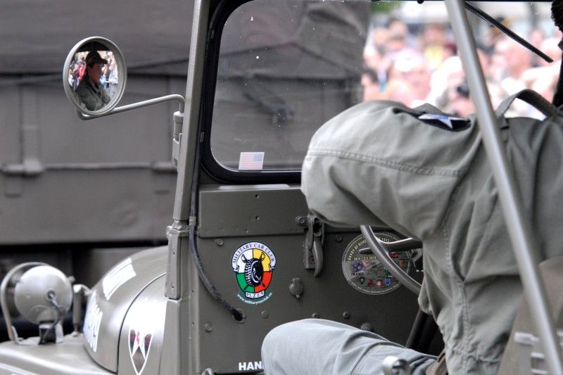Kolona historických vojenských vozidel vyjela (5.5.2012) z Kaplířovy ulice směrem na náměstí Republiky za doprovodu letounu Boeing B-75 Stearman, jednoho z nejznámějších amerických dvouplošníků 2. světové války. Klatovskou ulici lemovaly tisíce lidí, většina z nich mávala americkými vlaječkami, děti nadšeně sledovaly projíždějící vozy. Před divadelní budovou dokonce zazněla Škoda lásky, kterou manželkám amerických a belgických veteránů sledujících kolonu zazpívala děvčata v oblečení ze 40. let.