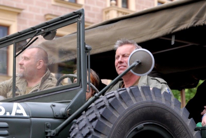 Kolona historických vojenských vozidel vyjela (5.5.2012) z Kaplířovy ulice směrem na náměstí Republiky za doprovodu letounu Boeing B-75 Stearman, jednoho z nejznámějších amerických dvouplošníků 2. světové války. Klatovskou ulici lemovaly tisíce lidí, většina z nich mávala americkými vlaječkami, děti nadšeně sledovaly projíždějící vozy. Před divadelní budovou dokonce zazněla Škoda lásky, kterou manželkám amerických a belgických veteránů sledujících kolonu zazpívala děvčata v oblečení ze 40. let.