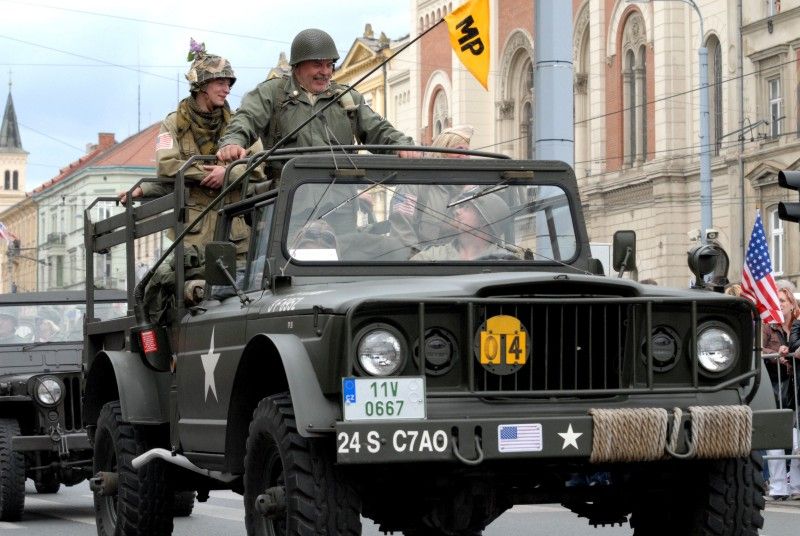 Kolona historických vojenských vozidel vyjela (5.5.2012) z Kaplířovy ulice směrem na náměstí Republiky za doprovodu letounu Boeing B-75 Stearman, jednoho z nejznámějších amerických dvouplošníků 2. světové války. Klatovskou ulici lemovaly tisíce lidí, většina z nich mávala americkými vlaječkami, děti nadšeně sledovaly projíždějící vozy. Před divadelní budovou dokonce zazněla Škoda lásky, kterou manželkám amerických a belgických veteránů sledujících kolonu zazpívala děvčata v oblečení ze 40. let.