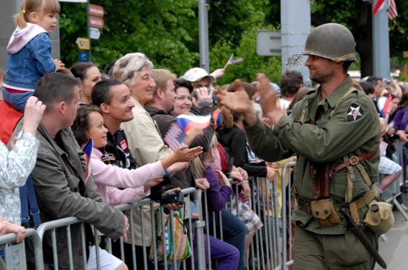 Kolona historických vojenských vozidel vyjela (5.5.2012) z Kaplířovy ulice směrem na náměstí Republiky za doprovodu letounu Boeing B-75 Stearman, jednoho z nejznámějších amerických dvouplošníků 2. světové války. Klatovskou ulici lemovaly tisíce lidí, většina z nich mávala americkými vlaječkami, děti nadšeně sledovaly projíždějící vozy. Před divadelní budovou dokonce zazněla Škoda lásky, kterou manželkám amerických a belgických veteránů sledujících kolonu zazpívala děvčata v oblečení ze 40. let.