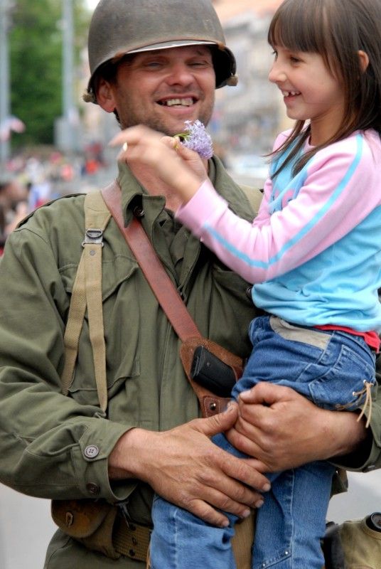 Kolona historických vojenských vozidel vyjela (5.5.2012) z Kaplířovy ulice směrem na náměstí Republiky za doprovodu letounu Boeing B-75 Stearman, jednoho z nejznámějších amerických dvouplošníků 2. světové války. Klatovskou ulici lemovaly tisíce lidí, většina z nich mávala americkými vlaječkami, děti nadšeně sledovaly projíždějící vozy. Před divadelní budovou dokonce zazněla Škoda lásky, kterou manželkám amerických a belgických veteránů sledujících kolonu zazpívala děvčata v oblečení ze 40. let.