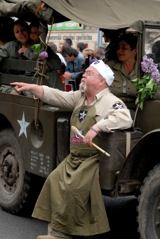 Kolona historických vojenských vozidel vyjela (5.5.2012) z Kaplířovy ulice směrem na náměstí Republiky za doprovodu letounu Boeing B-75 Stearman, jednoho z nejznámějších amerických dvouplošníků 2. světové války. Klatovskou ulici lemovaly tisíce lidí, většina z nich mávala americkými vlaječkami, děti nadšeně sledovaly projíždějící vozy. Před divadelní budovou dokonce zazněla Škoda lásky, kterou manželkám amerických a belgických veteránů sledujících kolonu zazpívala děvčata v oblečení ze 40. let.
