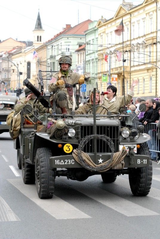 Kolona historických vojenských vozidel vyjela (5.5.2012) z Kaplířovy ulice směrem na náměstí Republiky za doprovodu letounu Boeing B-75 Stearman, jednoho z nejznámějších amerických dvouplošníků 2. světové války. Klatovskou ulici lemovaly tisíce lidí, většina z nich mávala americkými vlaječkami, děti nadšeně sledovaly projíždějící vozy. Před divadelní budovou dokonce zazněla Škoda lásky, kterou manželkám amerických a belgických veteránů sledujících kolonu zazpívala děvčata v oblečení ze 40. let.