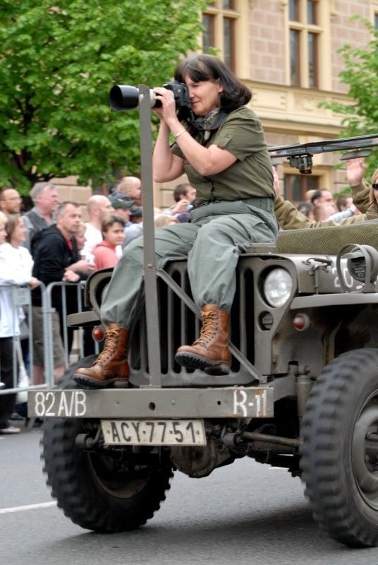 Kolona historických vojenských vozidel vyjela (5.5.2012) z Kaplířovy ulice směrem na náměstí Republiky za doprovodu letounu Boeing B-75 Stearman, jednoho z nejznámějších amerických dvouplošníků 2. světové války. Klatovskou ulici lemovaly tisíce lidí, většina z nich mávala americkými vlaječkami, děti nadšeně sledovaly projíždějící vozy. Před divadelní budovou dokonce zazněla Škoda lásky, kterou manželkám amerických a belgických veteránů sledujících kolonu zazpívala děvčata v oblečení ze 40. let.