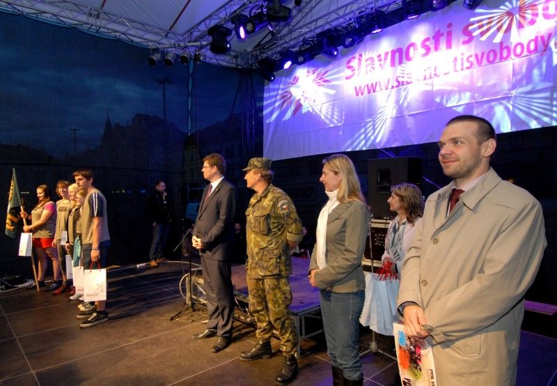 Prokázat svoji rychlost, zručnost, bystrost i vytrvalost muselo dnes (5.5.2012) deset týmů odvážných studentů, které se z úvodního vědomostního kola probojovalo do finále hry Osvoboď Plzeň. O vítězi finálového klání rozhodovaly nejenom síla a mrštnost, ale také pohotovost a především oddanost a touha „osvobodit Plzeň“. Tři nejlepší týmy byly slavnostně vyhlášeny ve večerních hodinách na náměstí Republiky.