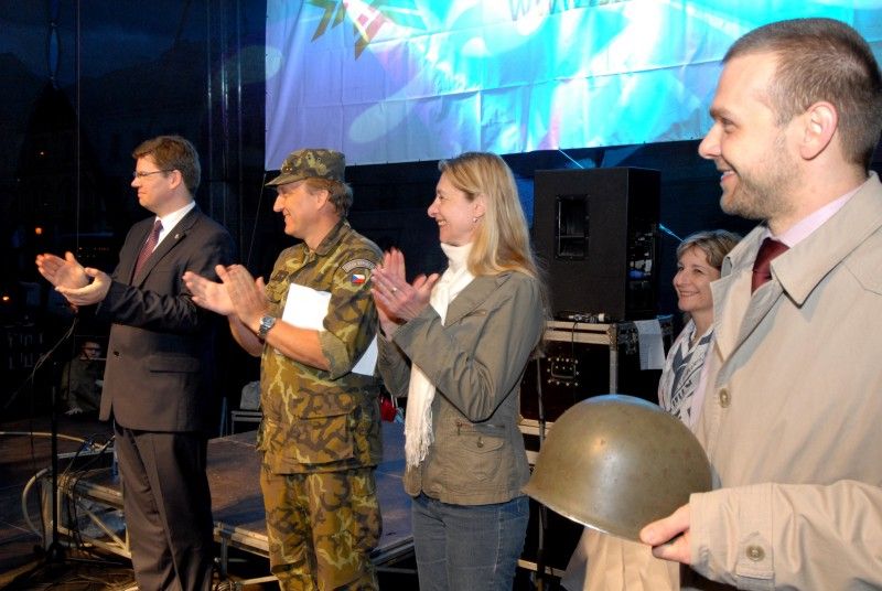 Prokázat svoji rychlost, zručnost, bystrost i vytrvalost muselo dnes (5.5.2012) deset týmů odvážných studentů, které se z úvodního vědomostního kola probojovalo do finále hry Osvoboď Plzeň. O vítězi finálového klání rozhodovaly nejenom síla a mrštnost, ale také pohotovost a především oddanost a touha „osvobodit Plzeň“. Tři nejlepší týmy byly slavnostně vyhlášeny ve večerních hodinách na náměstí Republiky.