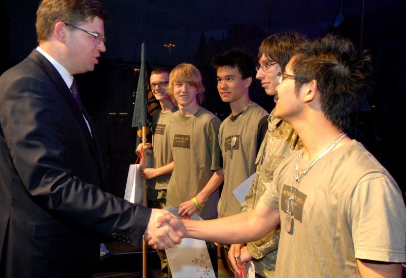 Prokázat svoji rychlost, zručnost, bystrost i vytrvalost muselo dnes (5.5.2012) deset týmů odvážných studentů, které se z úvodního vědomostního kola probojovalo do finále hry Osvoboď Plzeň. O vítězi finálového klání rozhodovaly nejenom síla a mrštnost, ale také pohotovost a především oddanost a touha „osvobodit Plzeň“. Tři nejlepší týmy byly slavnostně vyhlášeny ve večerních hodinách na náměstí Republiky.