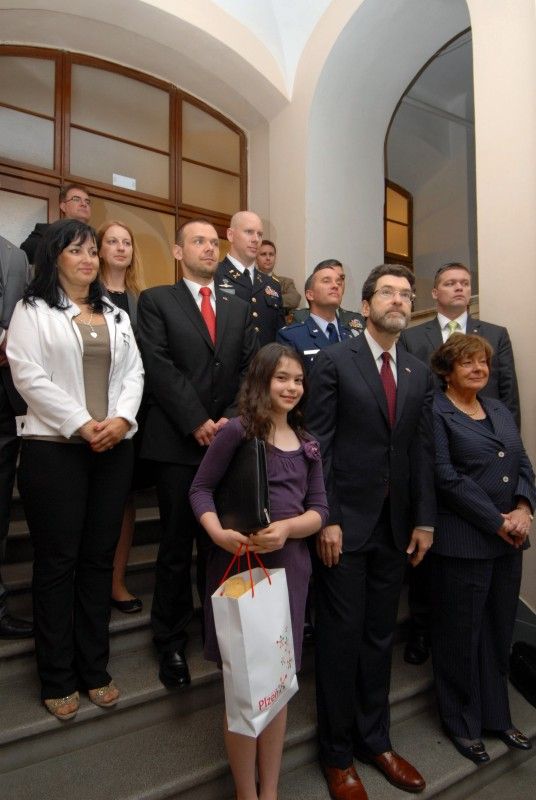 Další vzpomínkové setkání (6.5.2012) se za účasti belgických a amerických veteránů konalo v neděli dopoledne u pamětních desek věnovaných 17. střeleckému praporu belgických vojáků a 16. obrněné divizi americké armády, které jsou umístěny na schodišti v prvním patře radnice.  Poté, co zazněly státní hymny všech tří zemí, pronesla úvodní projev náměstkyně primátora Eva Herinková.