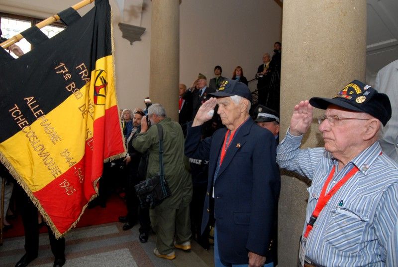 Další vzpomínkové setkání (6.5.2012) se za účasti belgických a amerických veteránů konalo v neděli dopoledne u pamětních desek věnovaných 17. střeleckému praporu belgických vojáků a 16. obrněné divizi americké armády, které jsou umístěny na schodišti v prvním patře radnice.  Poté, co zazněly státní hymny všech tří zemí, pronesla úvodní projev náměstkyně primátora Eva Herinková.