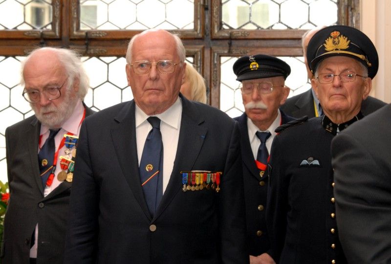 Další vzpomínkové setkání (6.5.2012) se za účasti belgických a amerických veteránů konalo v neděli dopoledne u pamětních desek věnovaných 17. střeleckému praporu belgických vojáků a 16. obrněné divizi americké armády, které jsou umístěny na schodišti v prvním patře radnice.  Poté, co zazněly státní hymny všech tří zemí, pronesla úvodní projev náměstkyně primátora Eva Herinková.