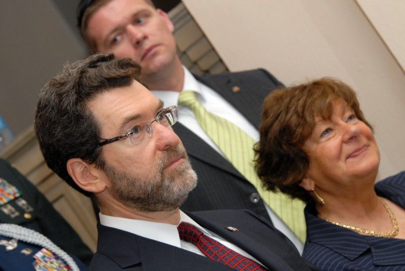 Další vzpomínkové setkání (6.5.2012) se za účasti belgických a amerických veteránů konalo v neděli dopoledne u pamětních desek věnovaných 17. střeleckému praporu belgických vojáků a 16. obrněné divizi americké armády, které jsou umístěny na schodišti v prvním patře radnice.  Poté, co zazněly státní hymny všech tří zemí, pronesla úvodní projev náměstkyně primátora Eva Herinková.