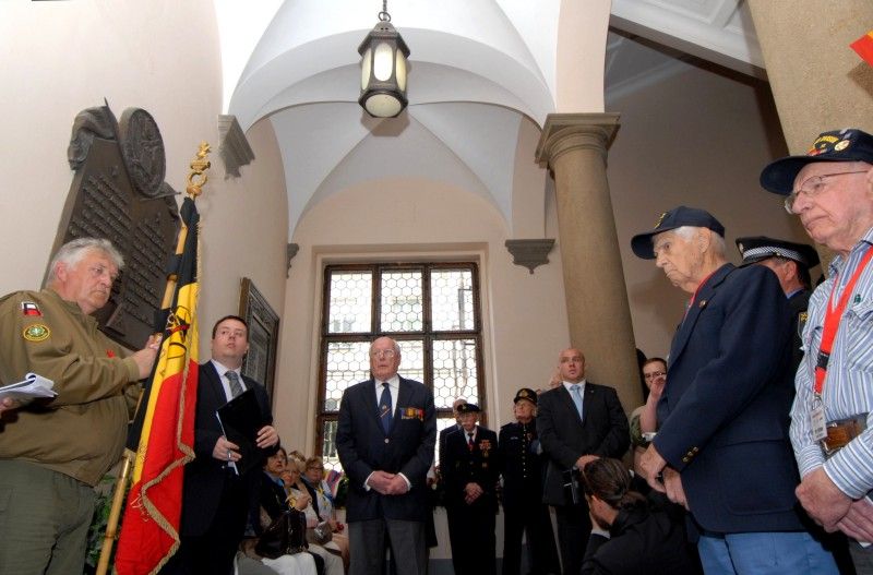 Další vzpomínkové setkání (6.5.2012) se za účasti belgických a amerických veteránů konalo v neděli dopoledne u pamětních desek věnovaných 17. střeleckému praporu belgických vojáků a 16. obrněné divizi americké armády, které jsou umístěny na schodišti v prvním patře radnice.  Poté, co zazněly státní hymny všech tří zemí, pronesla úvodní projev náměstkyně primátora Eva Herinková.