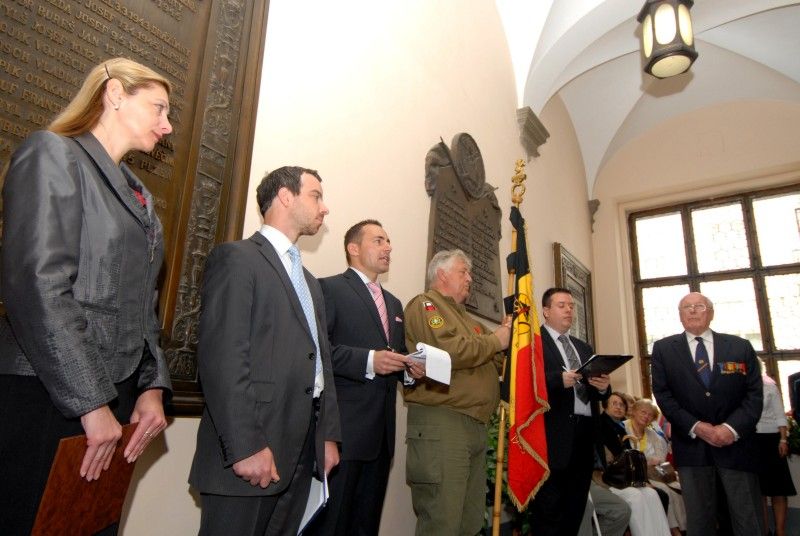 Další vzpomínkové setkání (6.5.2012) se za účasti belgických a amerických veteránů konalo v neděli dopoledne u pamětních desek věnovaných 17. střeleckému praporu belgických vojáků a 16. obrněné divizi americké armády, které jsou umístěny na schodišti v prvním patře radnice.  Poté, co zazněly státní hymny všech tří zemí, pronesla úvodní projev náměstkyně primátora Eva Herinková.