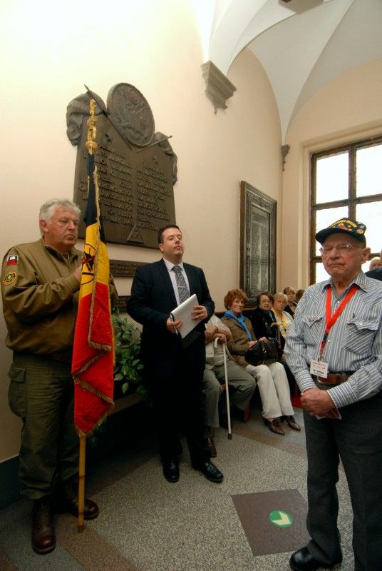 Další vzpomínkové setkání (6.5.2012) se za účasti belgických a amerických veteránů konalo v neděli dopoledne u pamětních desek věnovaných 17. střeleckému praporu belgických vojáků a 16. obrněné divizi americké armády, které jsou umístěny na schodišti v prvním patře radnice.  Poté, co zazněly státní hymny všech tří zemí, pronesla úvodní projev náměstkyně primátora Eva Herinková.