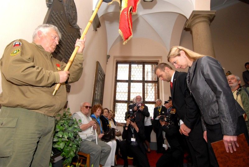 Další vzpomínkové setkání (6.5.2012) se za účasti belgických a amerických veteránů konalo v neděli dopoledne u pamětních desek věnovaných 17. střeleckému praporu belgických vojáků a 16. obrněné divizi americké armády, které jsou umístěny na schodišti v prvním patře radnice.  Poté, co zazněly státní hymny všech tří zemí, pronesla úvodní projev náměstkyně primátora Eva Herinková.