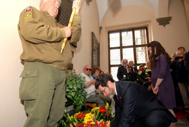 Další vzpomínkové setkání (6.5.2012) se za účasti belgických a amerických veteránů konalo v neděli dopoledne u pamětních desek věnovaných 17. střeleckému praporu belgických vojáků a 16. obrněné divizi americké armády, které jsou umístěny na schodišti v prvním patře radnice.  Poté, co zazněly státní hymny všech tří zemí, pronesla úvodní projev náměstkyně primátora Eva Herinková.