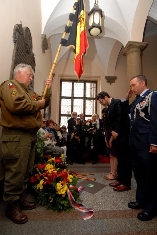 Další vzpomínkové setkání (6.5.2012) se za účasti belgických a amerických veteránů konalo v neděli dopoledne u pamětních desek věnovaných 17. střeleckému praporu belgických vojáků a 16. obrněné divizi americké armády, které jsou umístěny na schodišti v prvním patře radnice.  Poté, co zazněly státní hymny všech tří zemí, pronesla úvodní projev náměstkyně primátora Eva Herinková.