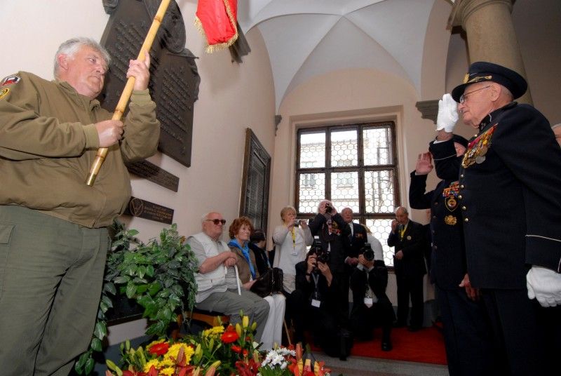 Další vzpomínkové setkání (6.5.2012) se za účasti belgických a amerických veteránů konalo v neděli dopoledne u pamětních desek věnovaných 17. střeleckému praporu belgických vojáků a 16. obrněné divizi americké armády, které jsou umístěny na schodišti v prvním patře radnice.  Poté, co zazněly státní hymny všech tří zemí, pronesla úvodní projev náměstkyně primátora Eva Herinková.