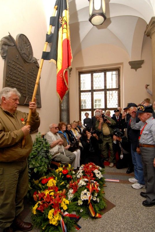 Další vzpomínkové setkání (6.5.2012) se za účasti belgických a amerických veteránů konalo v neděli dopoledne u pamětních desek věnovaných 17. střeleckému praporu belgických vojáků a 16. obrněné divizi americké armády, které jsou umístěny na schodišti v prvním patře radnice.  Poté, co zazněly státní hymny všech tří zemí, pronesla úvodní projev náměstkyně primátora Eva Herinková.