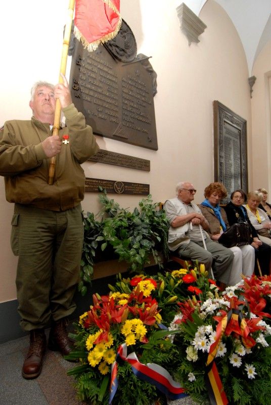 Další vzpomínkové setkání (6.5.2012) se za účasti belgických a amerických veteránů konalo v neděli dopoledne u pamětních desek věnovaných 17. střeleckému praporu belgických vojáků a 16. obrněné divizi americké armády, které jsou umístěny na schodišti v prvním patře radnice.  Poté, co zazněly státní hymny všech tří zemí, pronesla úvodní projev náměstkyně primátora Eva Herinková.