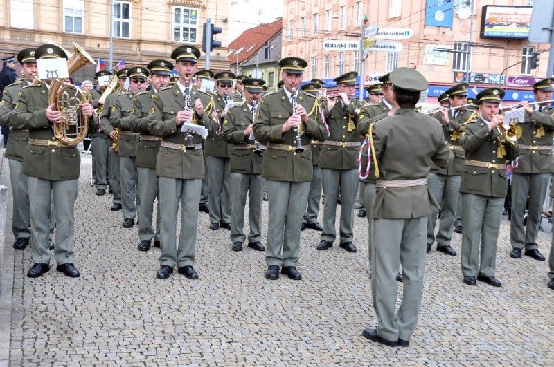 Vzpomínkovým aktem u památníku Díky, Ameriko! vyvrcholily (6.5.2012) třídenní Slavnosti svobody, kterými si každoročně Plzeň připomíná osvobození americkou armádou v květnu 1945. Foto: Z. Kubalová